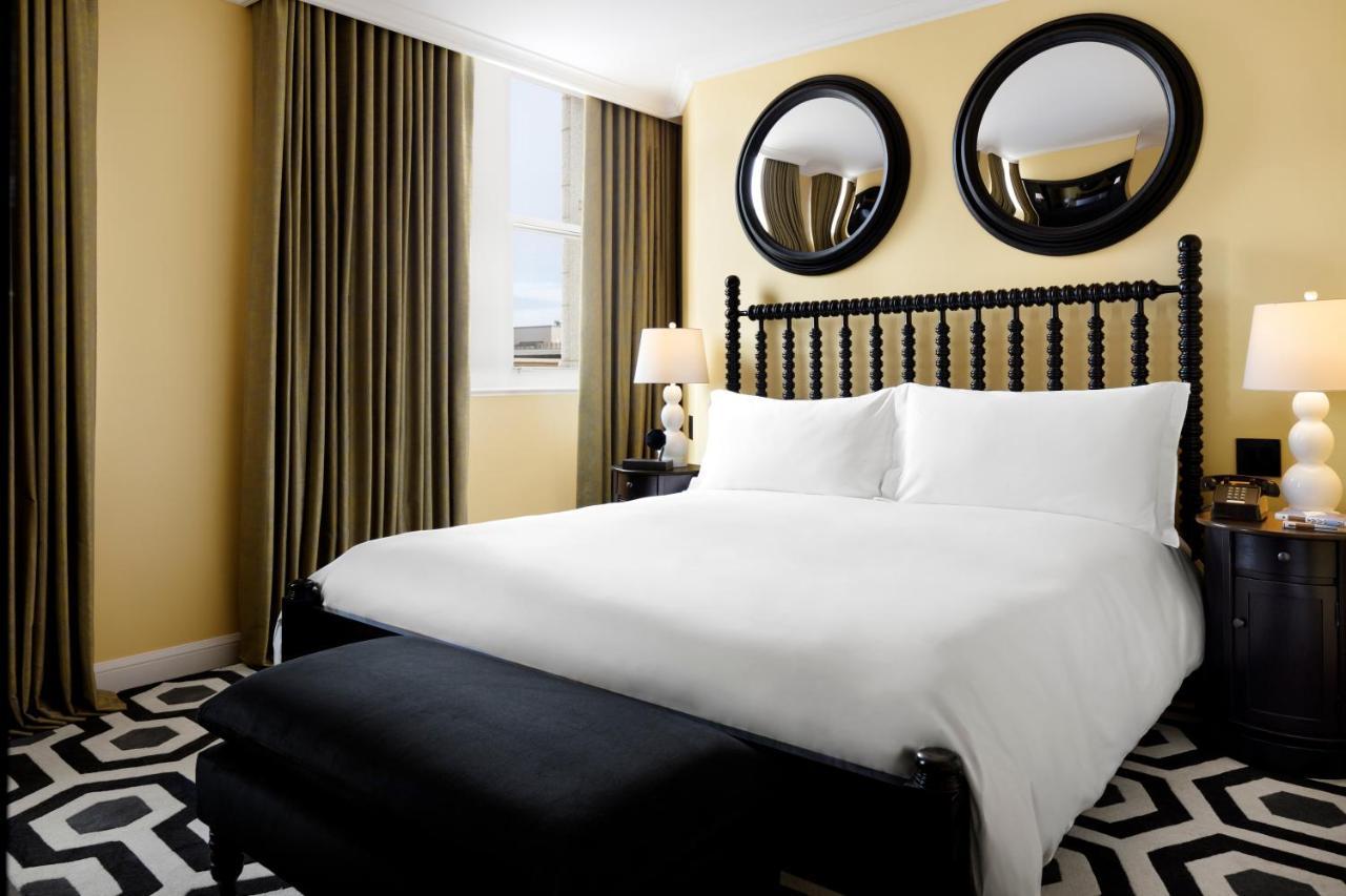 Riggs Washington Dc Hotel Kültér fotó A bedroom at the Hotel Commonwealth